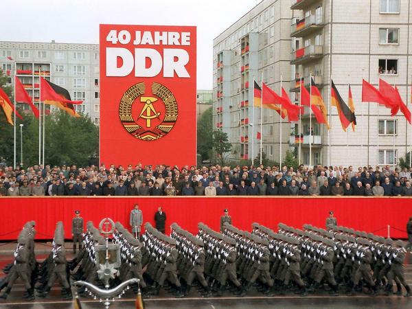 Schlag. Ohne Sahne. Die Party anlässlich des 40. Geburtstags der DDR ist - was dieses Bild kaum ahnen lässt - nicht so gut.