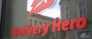 Das Logo des Essenlieferdienstes Delivery Hero ist an einer Glasscheibe der Zentrale angebracht.