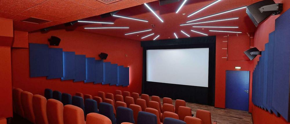 Bunte Kinowelten: Rot-blau und mit einem leuchtenden LED-Strahlenkranz an der Decke präsentiert sich dieser Saal im "delphi Lux" . 