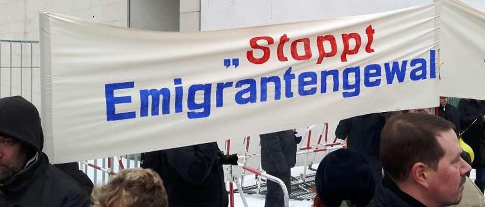 Gegen Emigrantengewalt" gehen am Samstagmittag mehrere Hundert Menschen vor dem Kanzleramt auf die Straße. Sie beziehen sich auf eine 13-Jährige, die angab, von Flüchtlingen vergewaltigt worden zu sein.