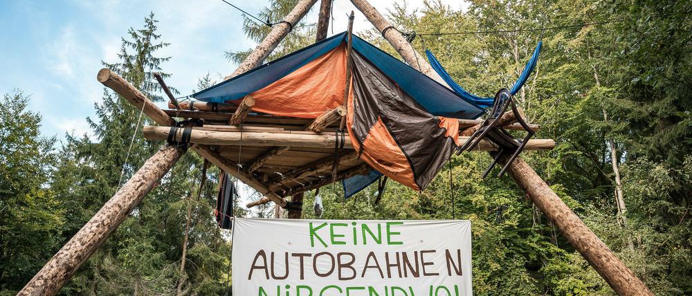 Mit selbst gebauten Baumhäusern und Tripods protestierten Aktivisten gegen den geplanten Autobahnbau und die damit verbundene Abholzung des Forstes.