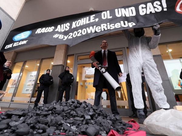 Drastischer Protest. Aktivisten von Ende Gelände und weiterer Gruppierungen kippten im Februar Kohle vor eine Filiale der Deutschen Bank in Potsdam.