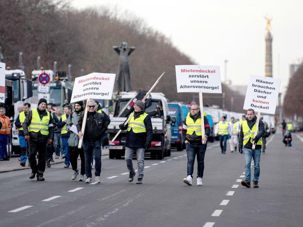 Demonstranten gehen mit Schildern zu einer Kundgebung eines Bündnisses der Berliner Bau- und Wohnungswirtschaft und von Vermietern gegen den Mietendeckel.