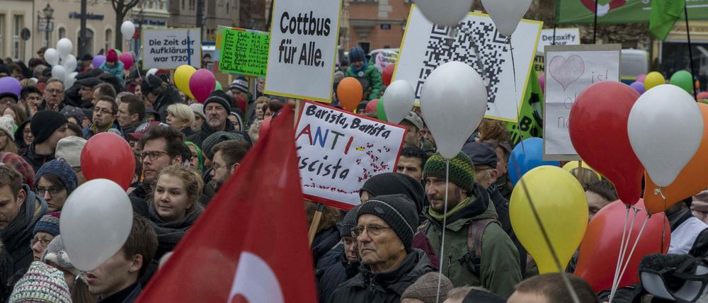 Für ein Miteinander in Cottbus: Szene von der Demo "Gewaltfrei und ohne Hass in Cottbus leben", organisiert von Flüchtlingen und deutschen Initiativen. 