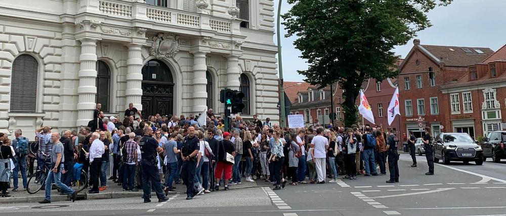 Am Freitagmorgen haben rund 200 Menschen vor dem Potsdamer Verwaltungsgericht demonstriert.
