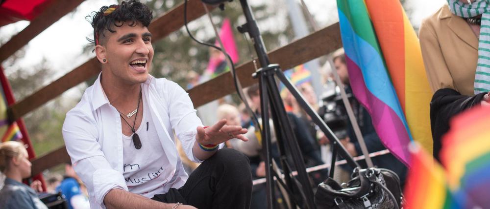 Nasser El-A., Organisator der Demonstration gegen Homophobie, vor Beginn des Zuges durch Neukölln.