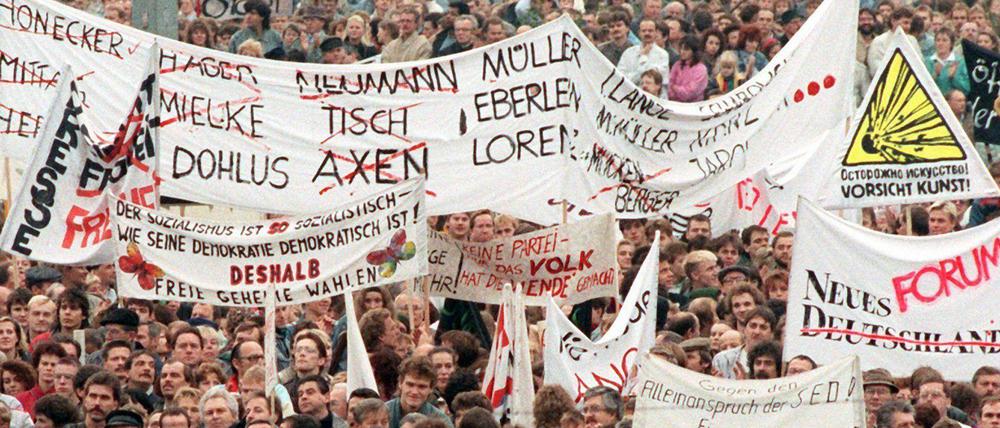 Am 4. November 1989 kamen rund eine Million DDR-Bürger - so damalige Schätzungen - zu einer Kundgebung auf dem Alexanderplatz zusammen. Die Demonstration war genehmigt und wurde im DDR-Fernsehen übertragen.