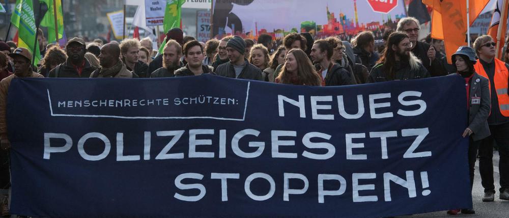 Teilnehmer einer Demonstration des Bündnisses gegen das neue Brandenburger Polizeigesetz laufen durch Potsdam. 