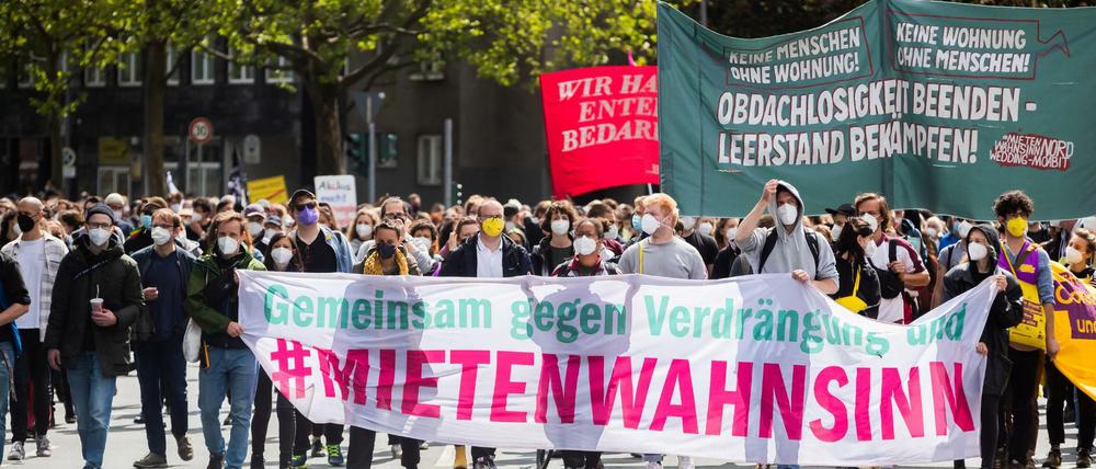 Der Zug einer Demonstration unter dem Motto ´Gegen den Mietenwahnsinn · jetzt erst recht!» in der Martin-Luther-Straße in Berlin-Schöneberg.