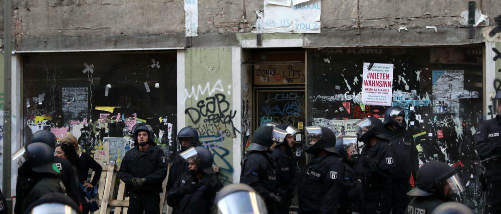 Nach der Räumung sichern Polizisten das Geschäft in der Wrangelstraße.