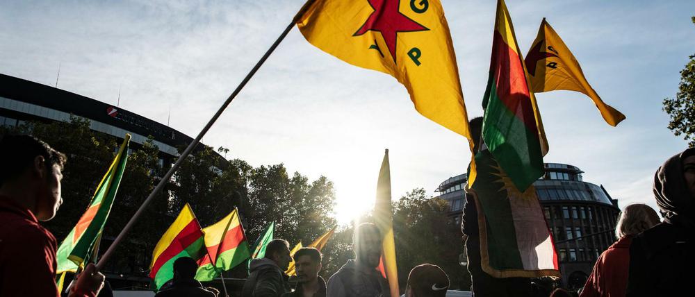 Vor drei Woche demonstrierten Kurden am Potsdamer Platz gegen den Krieg. Heute wird am Alexanderplatz protestiert. 