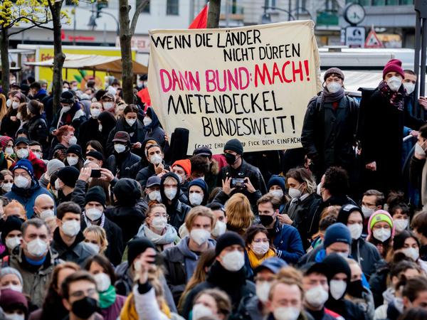 Tausende Berliner demonstrierten am Donnerstagabend gegen steigende Mieten und für einen Mietendeckel auf Bundesebene. 