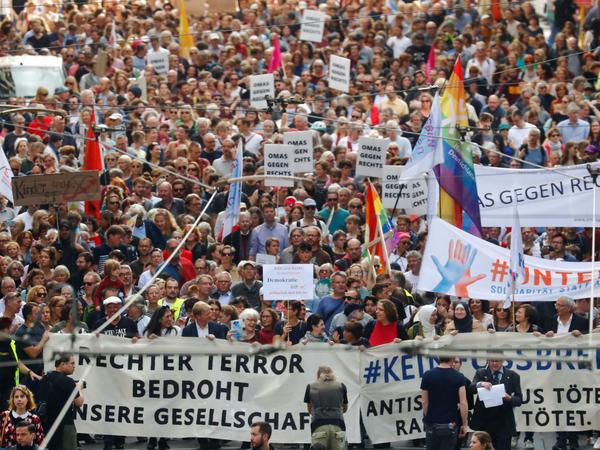 Mehrere Tausend Menschen demonstrierten am Sonntag in Berlin gegen Antisemitismus und Rassismus in Berlin. 