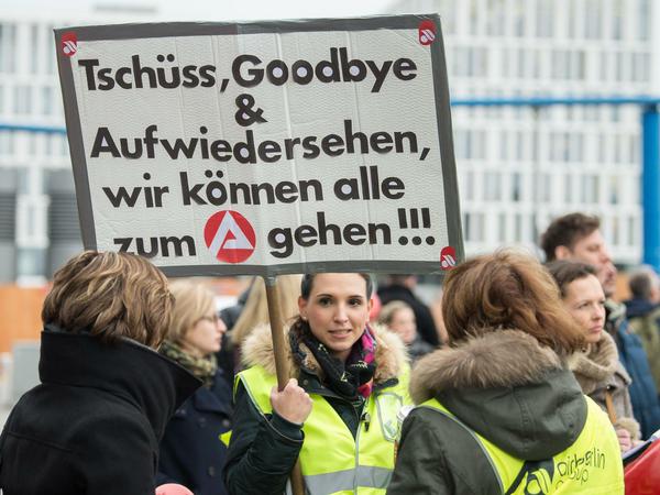 Große Sorge als der Betrieb eingestellt wurde. Eine Air-Berlin-Mitarbeiterin hält am im November 2017 auf dem Washingtonplatz in Berlin ein Plakat mit der Aufschrift "Tschüss, Goodbye &amp; Aufwiedersehen, wir können alle zum Arbeitsamt gehen!!!"