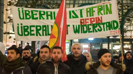 "Überall ist Afrin" - das sagen diese kurdischen Demonstranten in Hamburg. Am Freitag wird vor der türkischen Botschaft in Berlin protestiert.