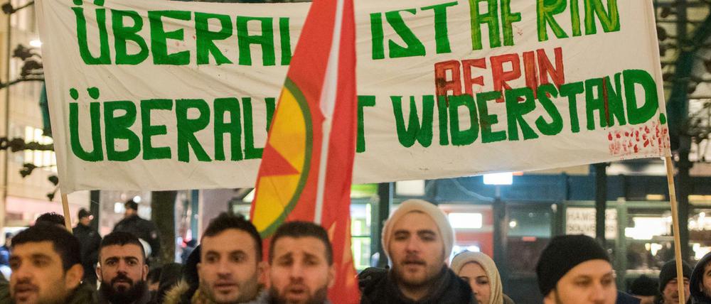 "Überall ist Afrin" - das sagen diese kurdischen Demonstranten in Hamburg. Am Freitag wird vor der türkischen Botschaft in Berlin protestiert.