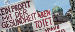 Beschäftigte aus dem Gesundheitswesen protestieren anlässlich der Gesundheitsministerkonferenz in München.