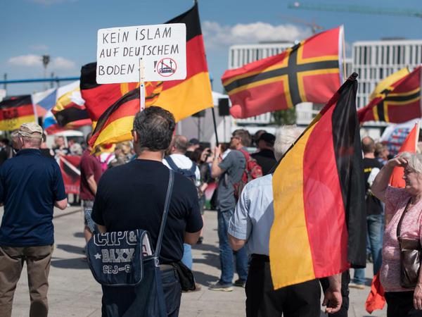 Teilnehmer des "Merkel-muss-weg"-Aufmarsches rechter Gruppen vor dem Hauptbahnhof in Berlin.