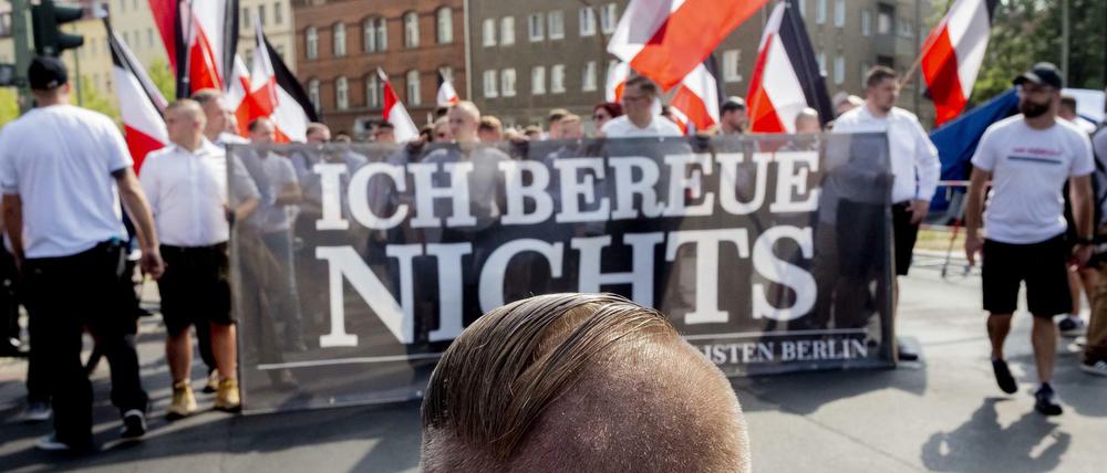 Verehrung für Nazi Rudolf Heß. Rechtsextremisten demonstrieren im August 2018 in Berlin anlässlich des Todestages des NS-Politikers.