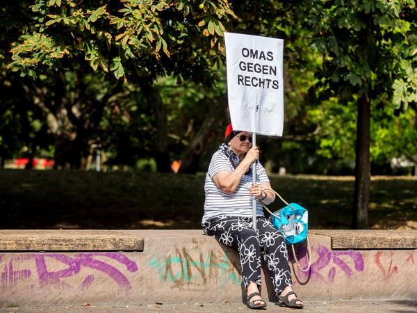 "Omas gegen rechts", steht auf den Plakaten einiger Gegendemonstranten. Insgesamt sind derzeit rund 1400 unterwegs.