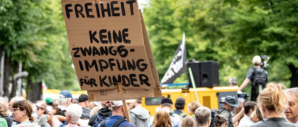 Die Polizei hat mehrere Querdenker-Demos verboten, die am Wochenende in Berlin geplant sind.