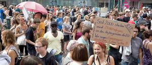 Protest in Kreuzberg. Eine Demonstration für die Solidarität mit Flüchtlingen begann am Samstagnachmittag am Hermmanplatz.