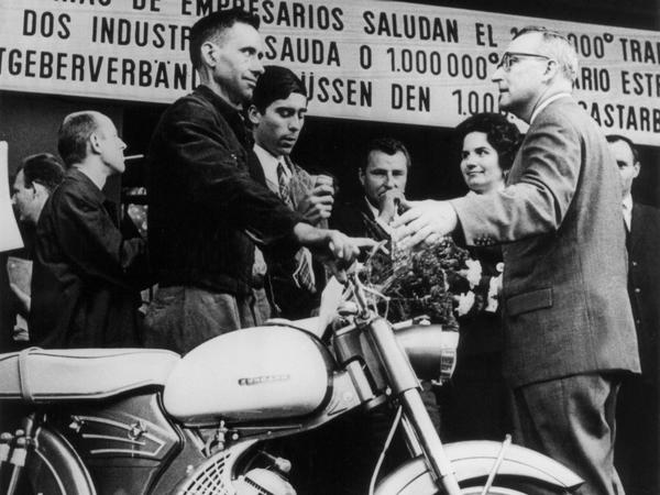 Der millionste Gastarbeiter wurde am 10. September 1964 in Deutschland begrüßt. Es war Armando Rodrigues aus Portugal. Als Geschenk bekam er am Bahnhof in Köln ein Moped geschenkt. 