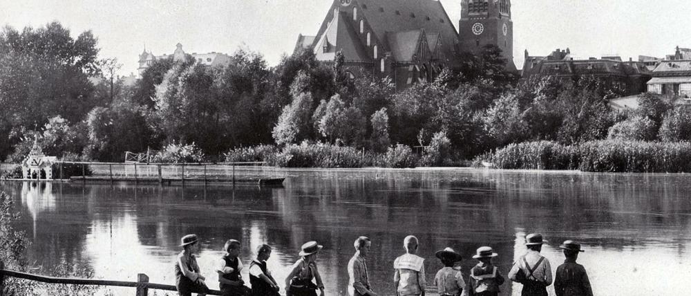 Bis 1915 befand sich im heutigen Volkspark Wilmersdorf noch der Wilmersdorfer See. Mit einem Seebad, wo donnerstags ab dem frühen Abend die Post abging. Im Hintergrund die Auenkirche.