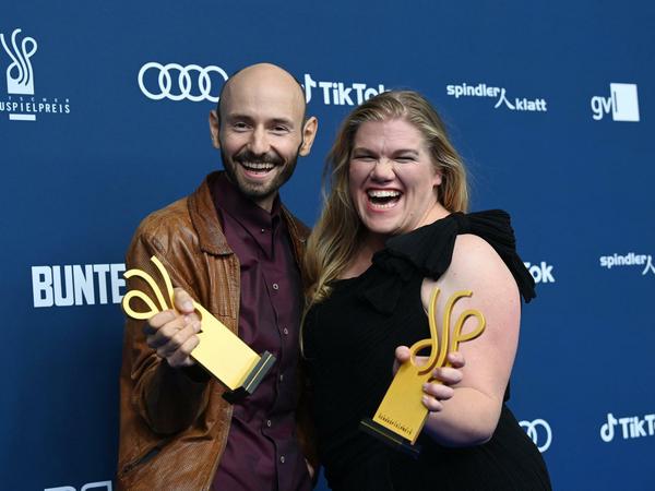 Die Schauspieler Gisa Flake und Leon Ullrich mit ihren Auszeichnungen. 