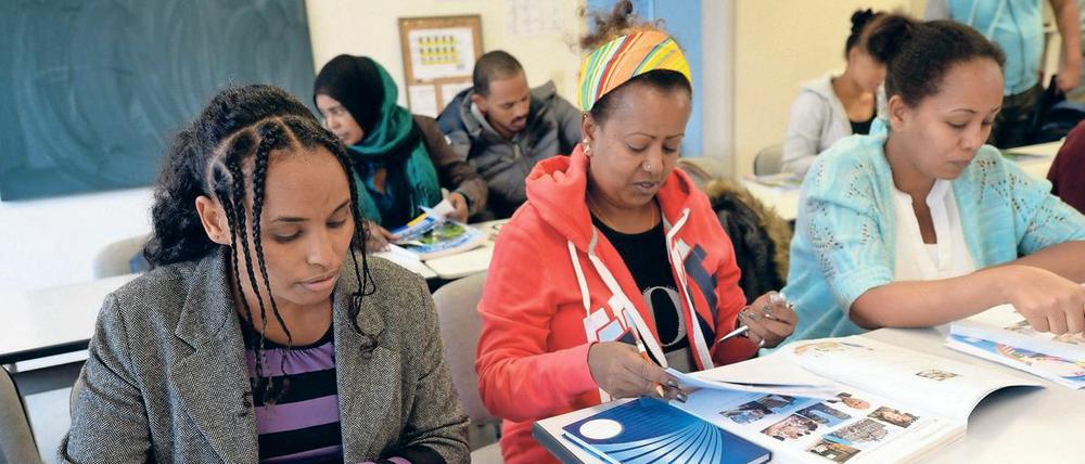 Flüchtlinge aus Syrien, Eritrea, Iran und Irak nehmen an einem Deutschkurs teil.