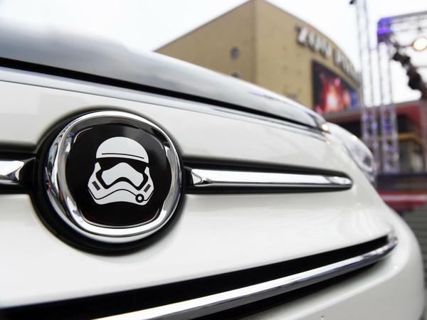 Der Kopf eines Stormtroopers ersetzt bei einem Fahrzeug am roten Teppich vor dem Zoo Palast das Logo eines Autoherstellers. 