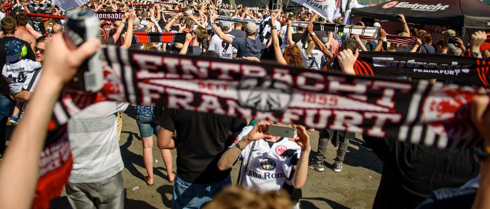 Anhänger der Fußballvereins Eintracht Frankfurt treffen am Samstagmittag in Berlin ein. 