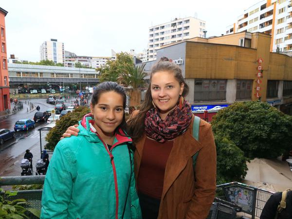 Sie sind ein Tandem: Die 28-jährige Eva Zahneißen (re.) und die 11-jährige Leyna sind Teil des Projekts der "Kotti Paten" in Berlin-Kreuzberg.