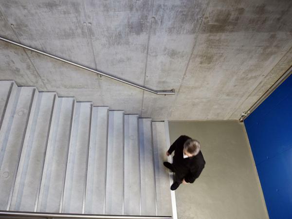 Treppenhaus in dem neuen Verwaltungsbau des Energieversorgers Gasag: In den Treppenhäusern sollen kräftige Farben den raue Charme des Betons kontrastieren.
