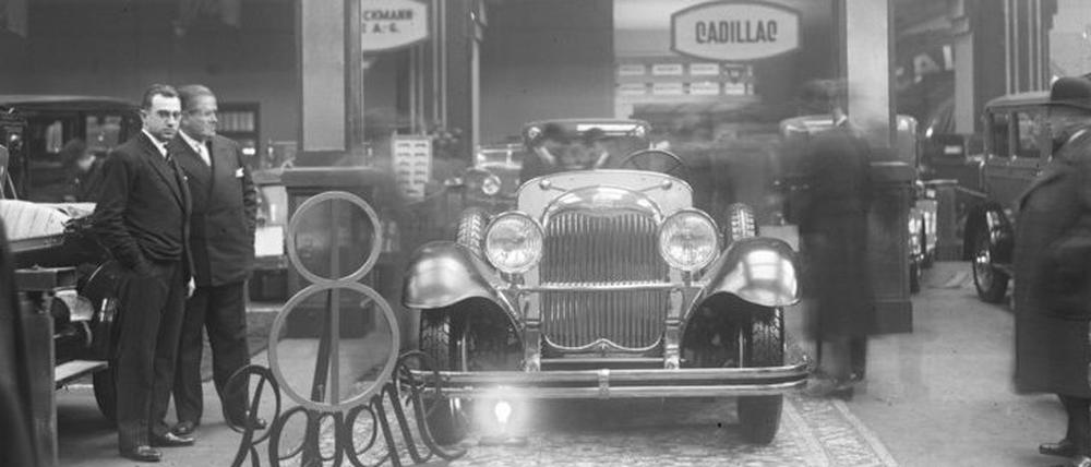 Bei der Eröffnung der Internationalen Automobilausstellung 1928 in den Ausstellungshallen am Kaiserdamm präsentierte Opel seinen neuen Opel 24/110 PS Regent, ein Luxusgefährt mit acht Zylinder-Motor.