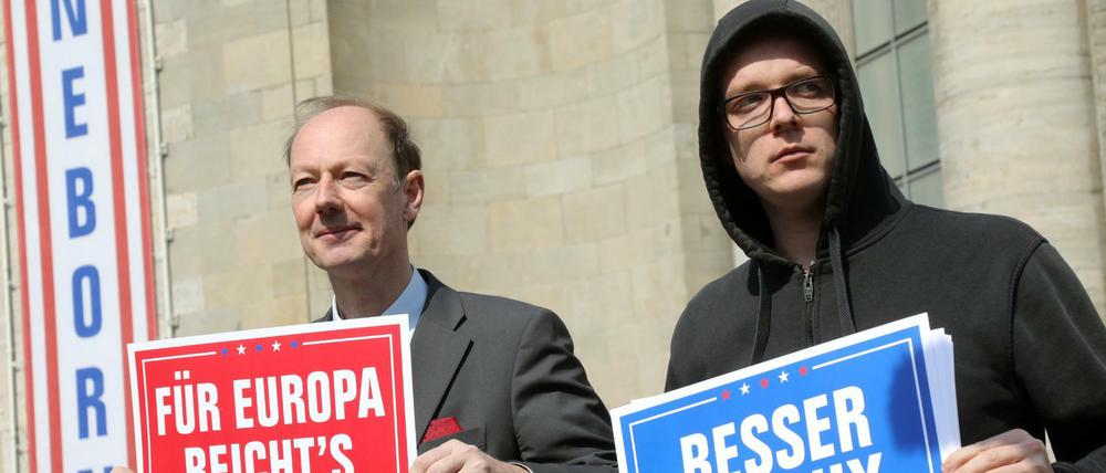 Martin Sonneborn und Nico Semsrott (r) während dem EU-Wahlkampf vor der Berliner Volksbühne.