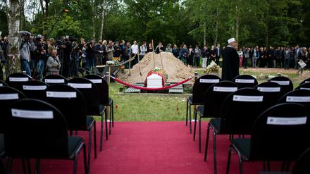 Leere Stühle für die geladenen Gäste stehen am Grab einer im Mittelmeer ertrunkene Syrerin auf dem muslimischen Teil des Friedhofs Berlin-Gatow.
