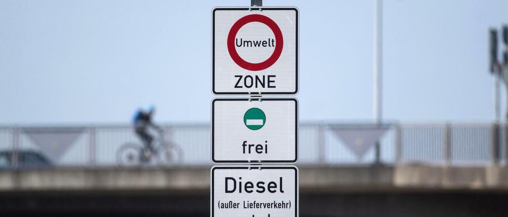 Ein Schild weist auf das Diesel-Fahrverbot für Dieselfahrzeuge unter Euro 5 hin. Es steht aber in Stuttgart, nicht in Berlin.