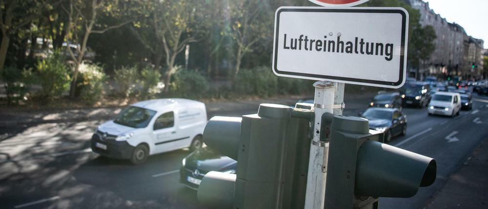 Noch provisorisch, absehbar gesetzeskonform: Hinweisschilder für das Dieselfahrverbot auf der Leipziger Straße.