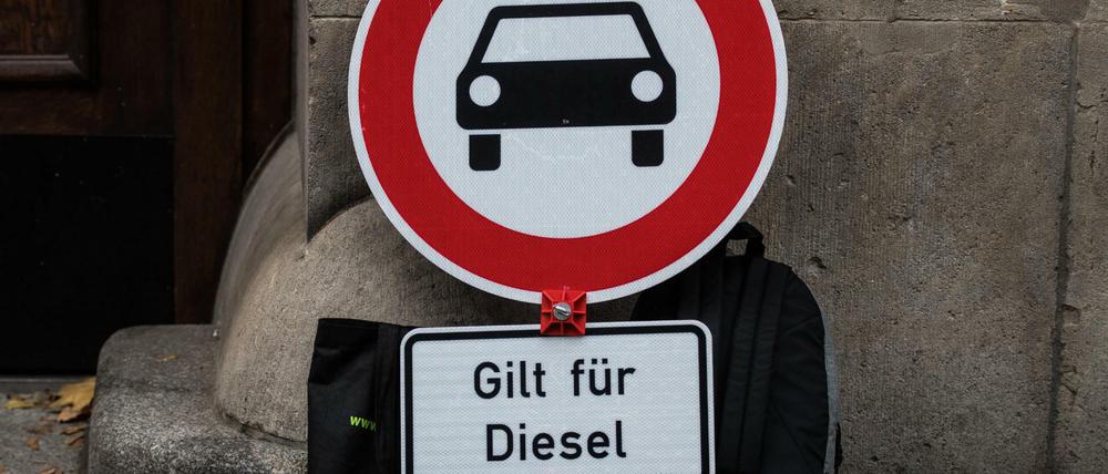 Durchfahrt verboten: Die ersten Sperrzonen für alte Diesel-Fahrzeuge gelten. Wie sie kontrolliert werden sollen, ist unklar.