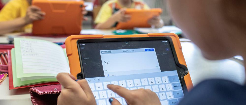 Der „Lernraum Berlin“ soll sich weiterentwickeln. Dazu fordert die FDP, Schulen mit genug elektronischen Geräten auszustatten.