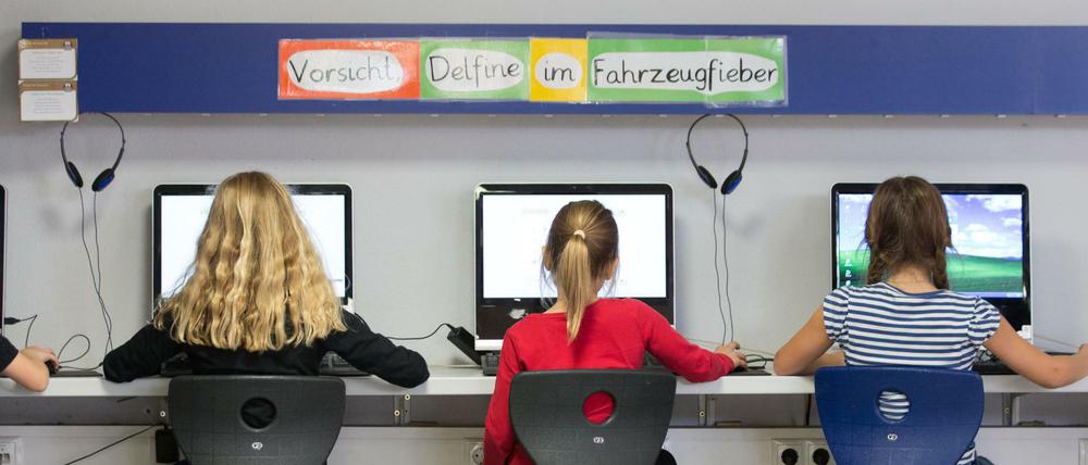 Der wirtschaftspolitische Sprecher der CDU wünscht, dass jedes Kind ab Klasse 3 einen Laptop für Hausaufgaben gestellt bekommt.