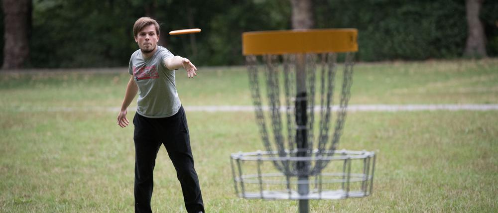 Henri Wolff (23) beim Discgolf. Henri Wolff (23) beim Discgolf. Sonst spielt er Ultimate-Frisbee.