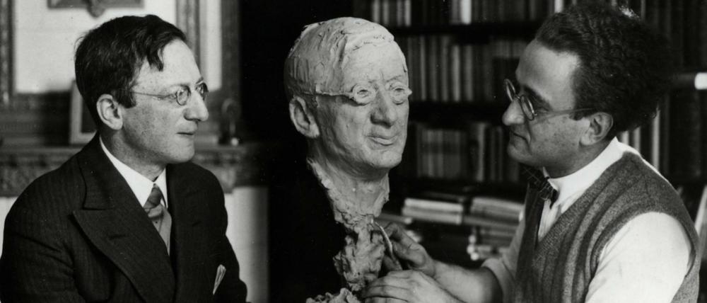 Alfred Döblin mit dem Bildhauer Harald Isenstein. Das Foto entstand um 1930 in Döblins Wohnung in der damaligen Frankfurter Allee 340. Die heutige Adresse wäre Karl-Marx-Allee 129 oder 130. 