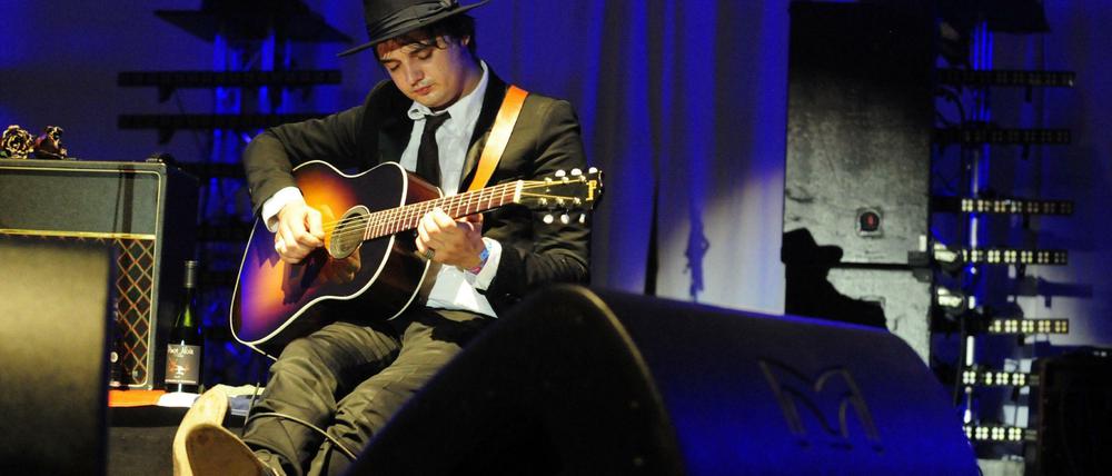 Ach ja, Musik kann der Mann auch. Pete Doherty, hier aufgenommen beim Berlin-Festival in Tempelhof 2009.