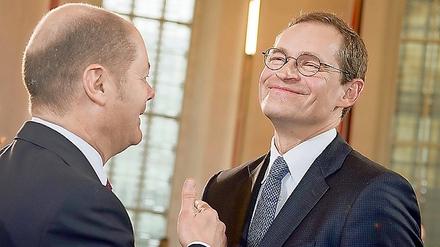 Olaf Scholz ist oben:Hamburgs Erster Bürgermeister (l.) stößt laut einer "Stern"-Umfrage in seiner Stadt auf deutlich mehr Zustimmung als sein Berliner Pendant Michael Müller in der Hauptstadt.