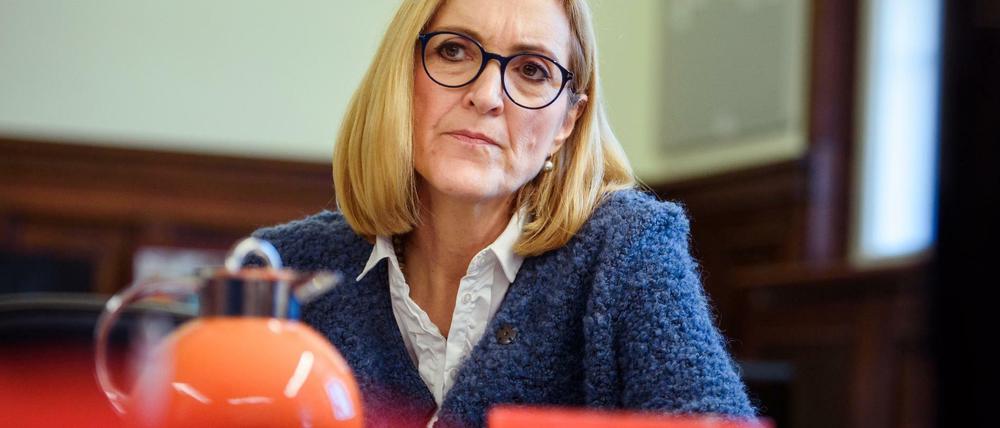 Margarete Koppers, Generalstaatsanwältin von Berlin, sitzt in der Berliner Generalstaatsanwaltschaft in ihrem Büro an einem Besprechungstisch.