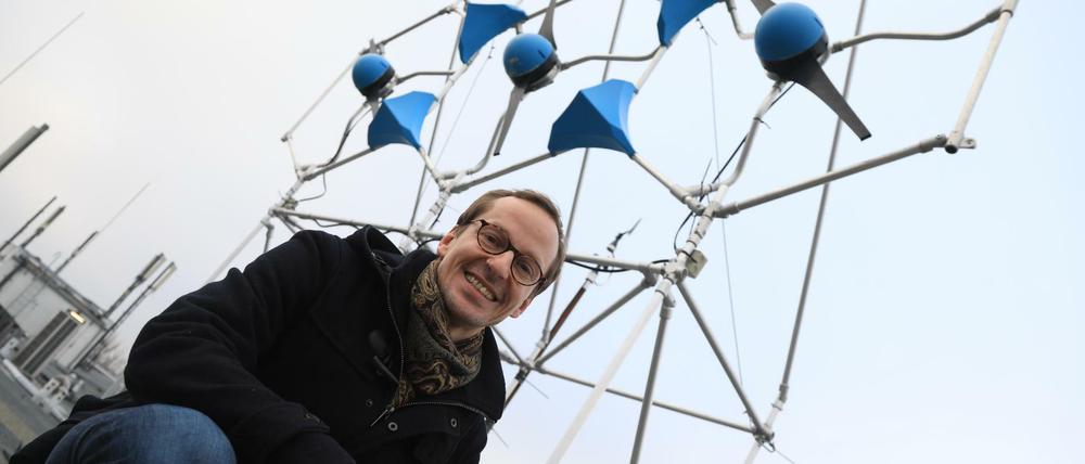 Der promovierte Ingenieur Till Neumann, Gründer und Geschäftsführer von Mowea, vor einer modularen Windkraftanlage auf dem Dach der Firma in der Storkower Straße in Berlin-Prenzlauer Berg. 