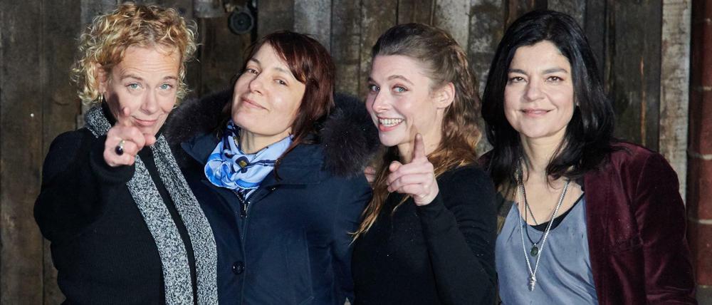 Katja Riemann (v. l.), Nicolette Krebitz und Jasmin Tabatabai am Set in Berlin. Svenja Jung (2. v. r.) spielt die Hauptrolle. 