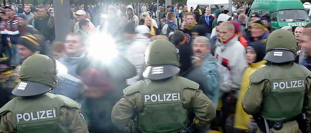Polizisten wissen was zu tun ist... Wenn Dynamo Dresden und der 1. FC Union aufeinandertreffen (hier 2006 in der sächsischen Landeshauptstadt), gibt es jedes Mal einen Großeinsatz.